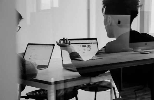 Profissionais colaborando na criação de conteúdo digital
